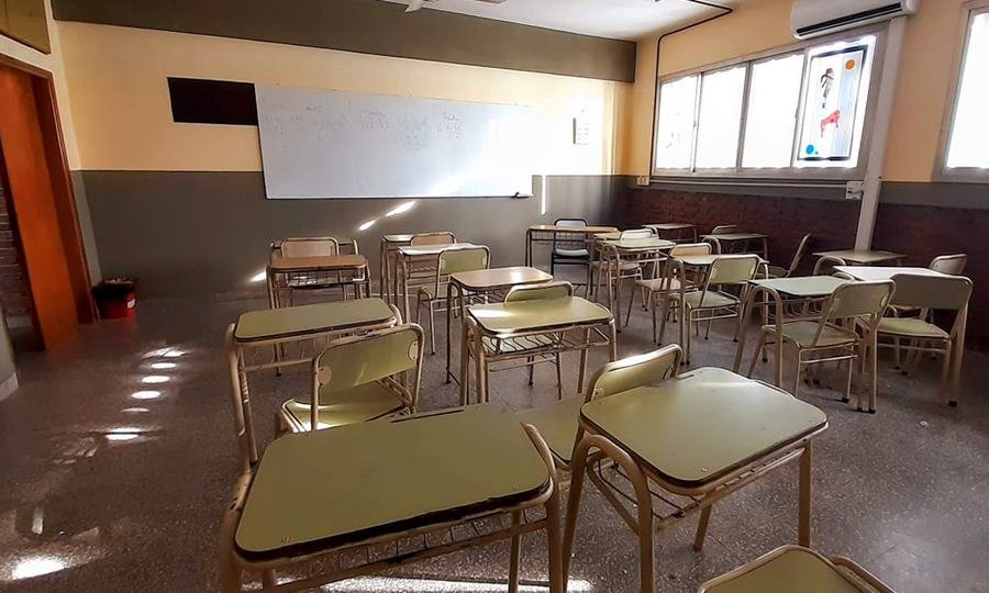 Aula de una escuela pública, espacio de aprendizaje y acompañamiento educativo para estudiantes de distintas edades.