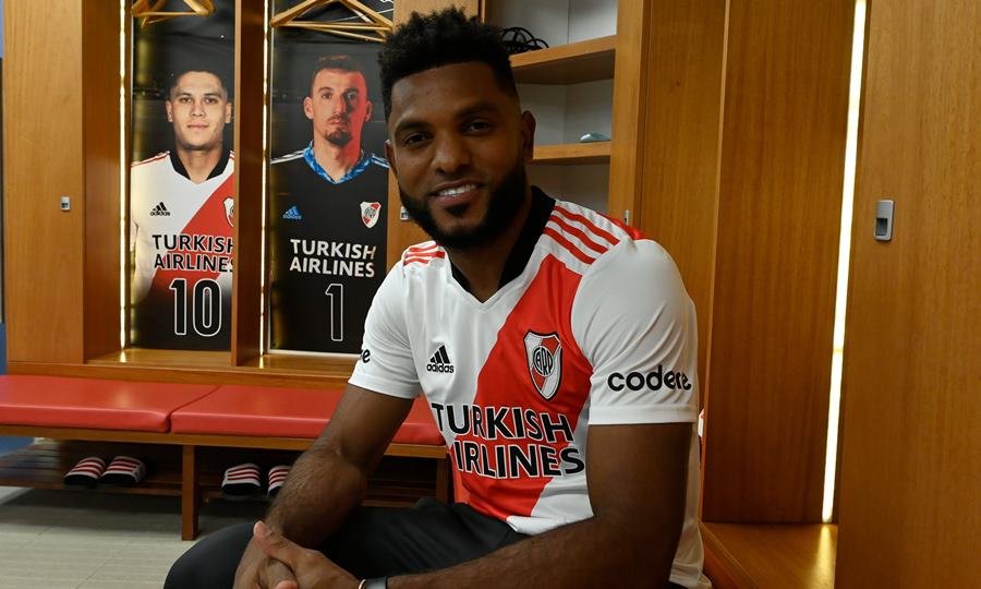 Miguel Ángel Borja durante su etapa como delantero de River Plate.