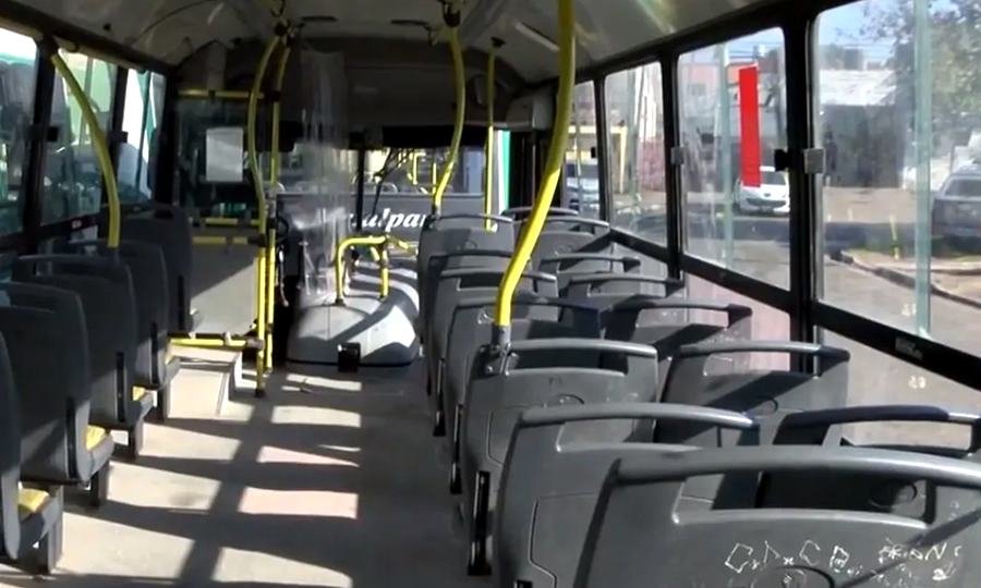 Interior de un colectivo urbano en Santa Fe, reflejo del transporte público en la provincia. (Foto de archivo)