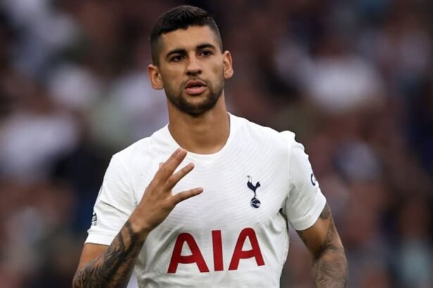 Cristian “Cuti” Romero, referente defensivo del Tottenham, durante un partido oficial del club en la Premier League.