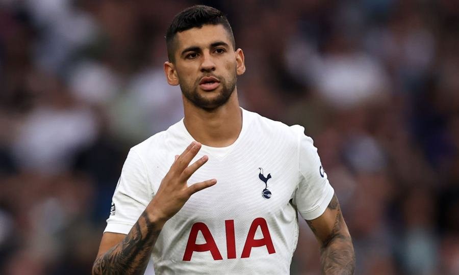 Cristian “Cuti” Romero, referente defensivo del Tottenham, durante un partido oficial del club en la Premier League.