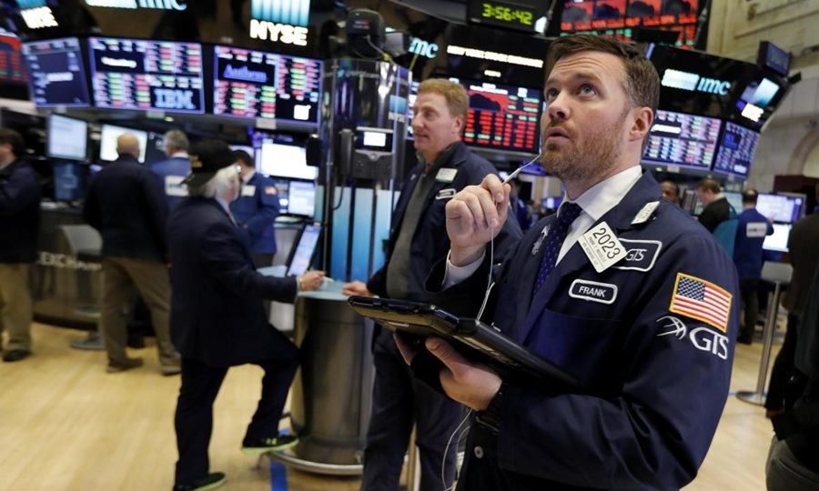 Pantallas bursátiles reflejan la evolución de las acciones argentinas y los indicadores financieros durante una jornada de alta volatilidad.