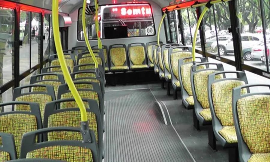 Interior de un colectivo urbano en Santa Fe, reflejo del transporte público en la provincia. (Foto de archivo)