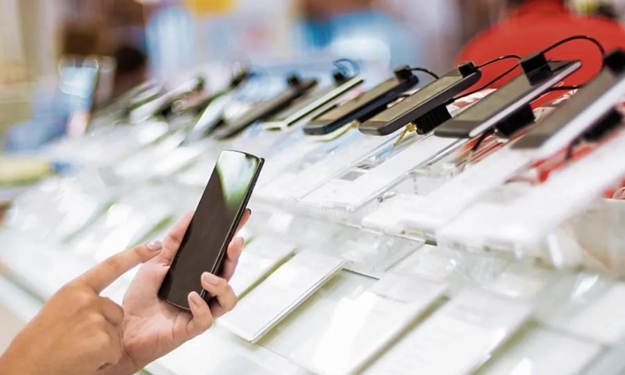 Interior de una tienda de celulares, con equipos en exhibición y clientes recorriendo el local en un escenario de transformación del mercado tecnológico.