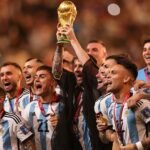 La Selección argentina levanta la Copa del Mundo, una imagen eterna del fútbol nacional que simboliza la gloria y la pasión de millones de hinchas.