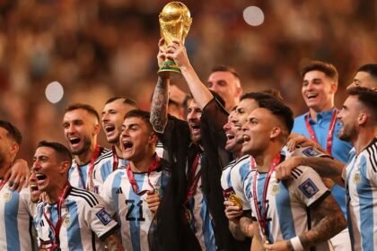 La Selección argentina levanta la Copa del Mundo, una imagen eterna del fútbol nacional que simboliza la gloria y la pasión de millones de hinchas.