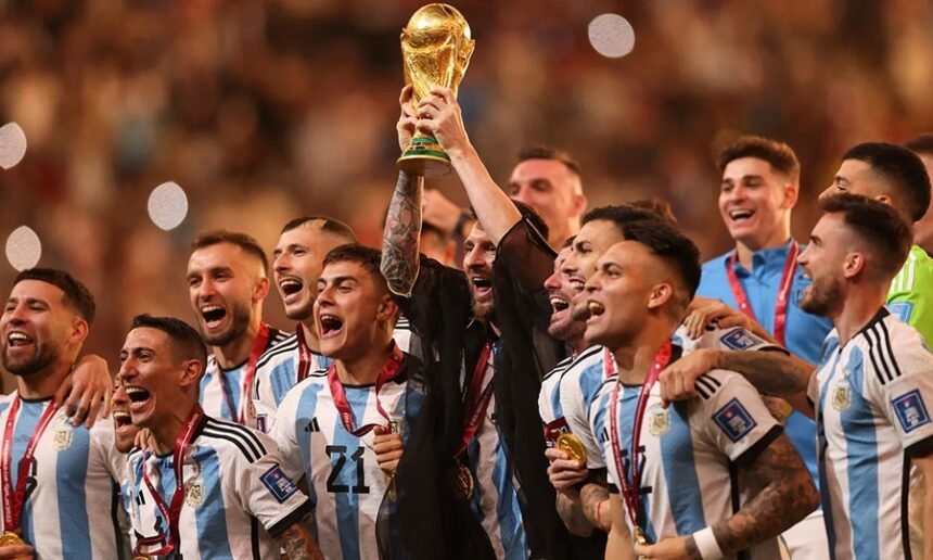 La Selección argentina levanta la Copa del Mundo, una imagen eterna del fútbol nacional que simboliza la gloria y la pasión de millones de hinchas.