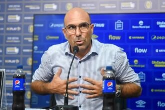 Gonzalo Belloso, presidente de Rosario Central, durante una conferencia de prensa en la sede del club.