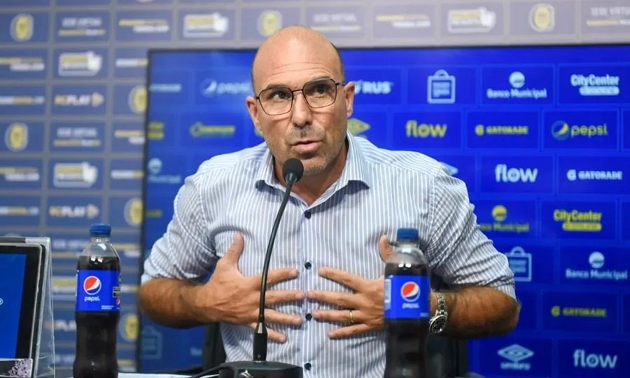 Gonzalo Belloso, presidente de Rosario Central, durante una conferencia de prensa en la sede del club.