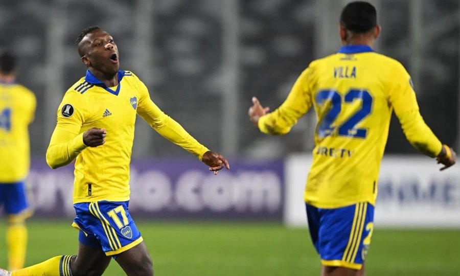Luis Advíncula durante un partido oficial con la camiseta de Boca Juniors en la Bombonera.