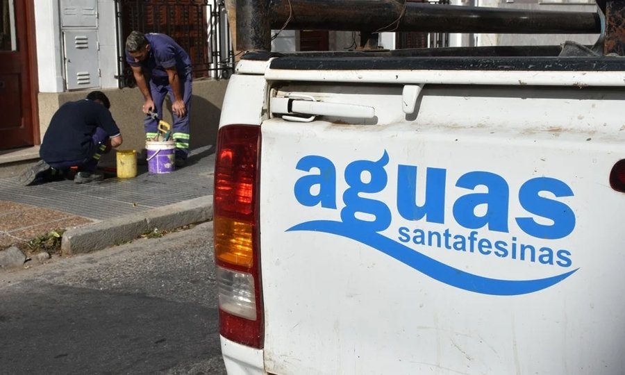 Tareas de mantenimiento de Aguas Santafesinas en la red de distribución de la ciudad de Santa Fe.