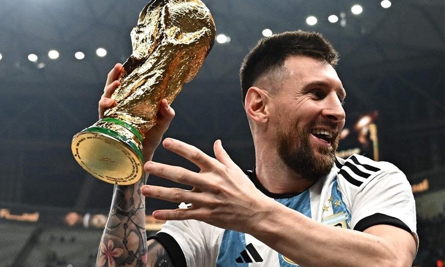Lionel Messi junto a la Copa del Mundo obtenida por la Selección Argentina en Qatar 2022, en una imagen de archivo que simboliza uno de los mayores logros de su trayectoria deportiva
