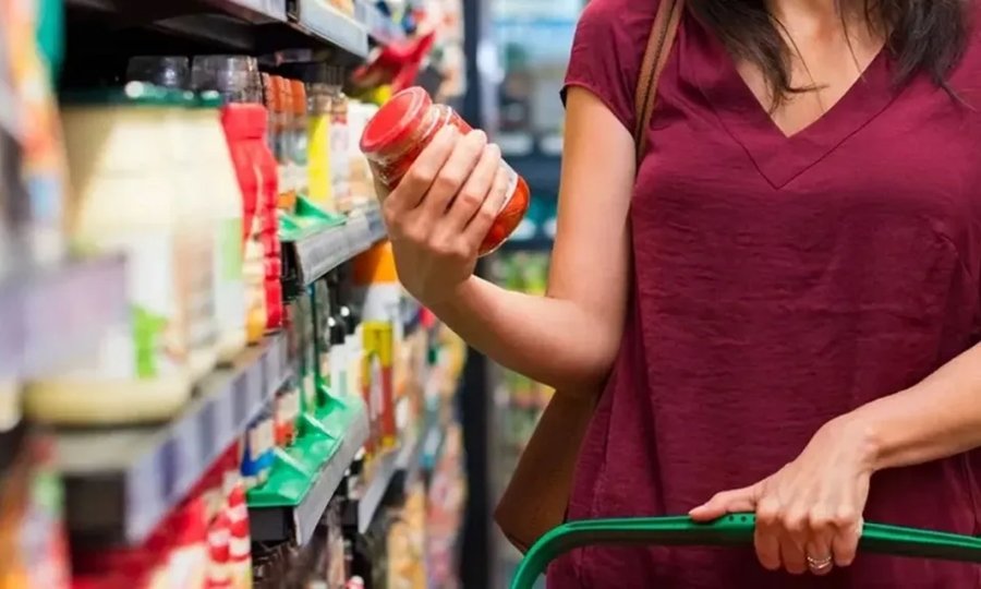 Productos exhibidos en góndolas de un supermercado argentino, en un contexto de seguimiento de precios al consumido