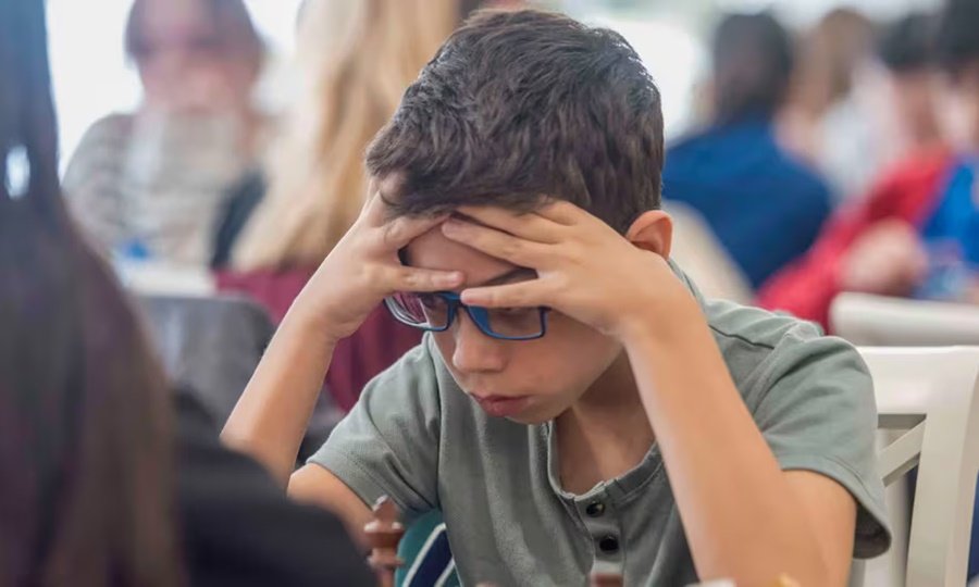 Faustino Oro concentrado durante una partida oficial, una de las grandes promesas del ajedrez argentino y mundial.