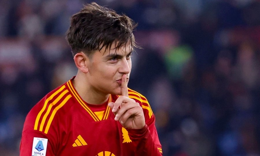 Paulo Dybala, delantero argentino de la Roma, durante un partido oficial con el conjunto italiano en la Serie A.