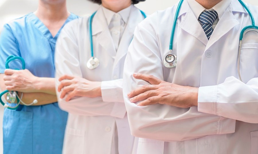 Médicos en actividad durante una jornada hospitalaria. Imagen ilustrativa / Archivo.