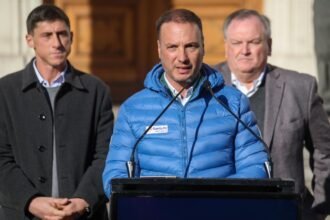 Autoridades provinciales y municipales firmaron el convenio en la Legislatura santafesina para avanzar con los estudios del nuevo puente paralelo al Carretero, que conectará Santa Fe y Santo Tomé. (Foto: Gobierno de la Provincia de Santa Fe)