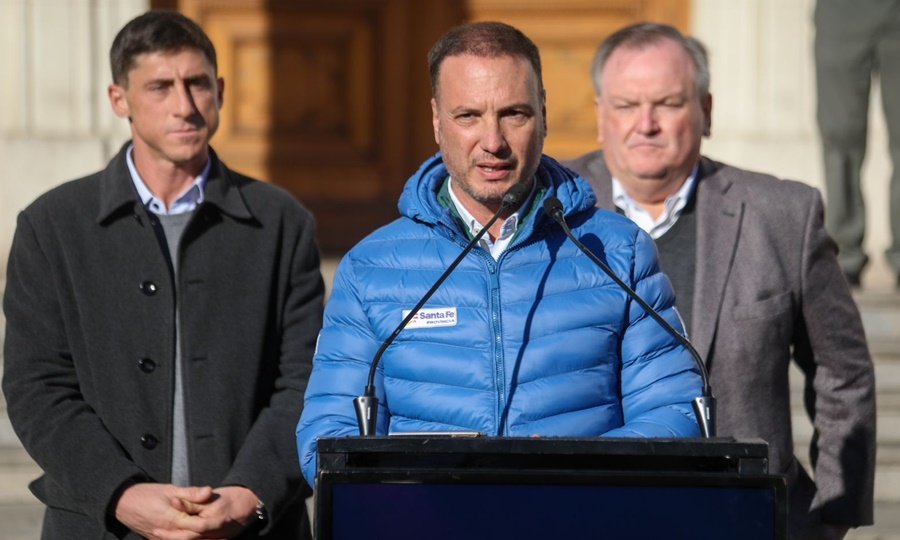 Autoridades provinciales y municipales firmaron el convenio en la Legislatura santafesina para avanzar con los estudios del nuevo puente paralelo al Carretero, que conectará Santa Fe y Santo Tomé. (Foto: Gobierno de la Provincia de Santa Fe)