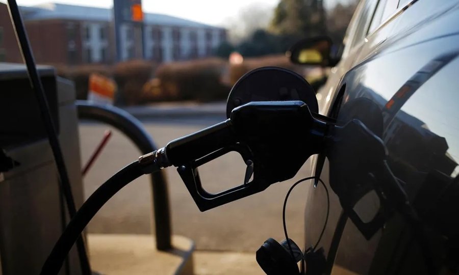 Un surtidor de combustible en una estación de servicio, símbolo del abastecimiento energético. Foto de archivo.