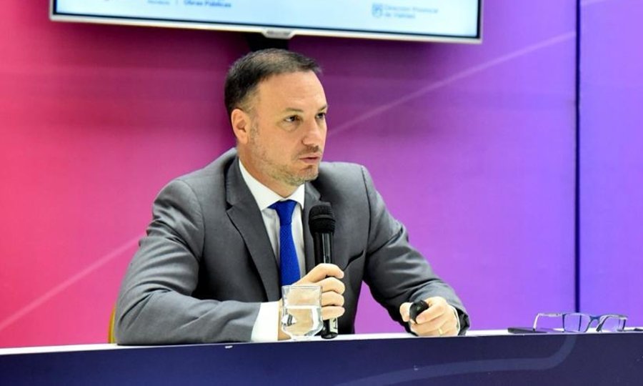 El ministro Lisandro Enrico durante una conferencia de prensa. Foto de archivo.