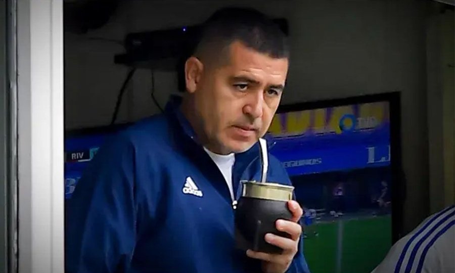Juan Román Riquelme, presidente de Boca Juniors, observa un partido desde su palco en La Bombonera.