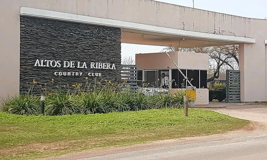 El country Altos de la Ribera, ubicado en la zona de countries a metros de la autopista Santa Fe–Rosario, bajo jurisdicción de la ciudad de Santo Tomé, fue escenario del presunto robo protagonizado por el empresario Lucas Nasim.
