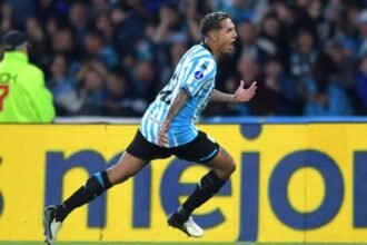 Agustín Almendra celebra un gol con la camiseta de Racing Club durante un partido oficial en el estadio Presidente Perón.