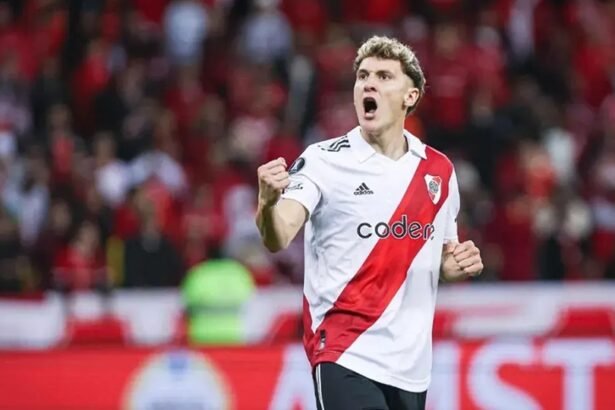 Facundo Colidio, delantero de River Plate, durante un partido oficial con la camiseta millonaria.