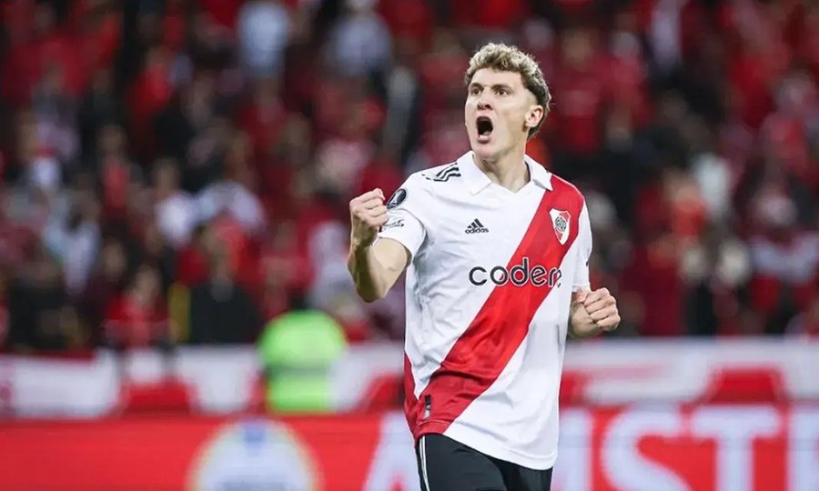 Facundo Colidio, delantero de River Plate, durante un partido oficial con la camiseta millonaria.