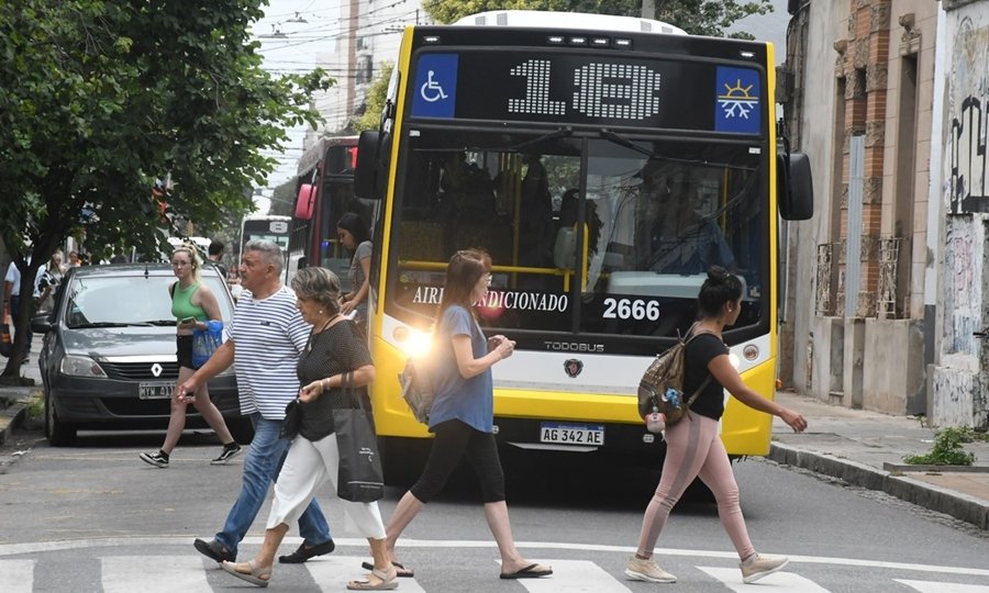 Colectivos en circulación por el centro de Santa Fe, símbolo del movimiento diario en la ciudad