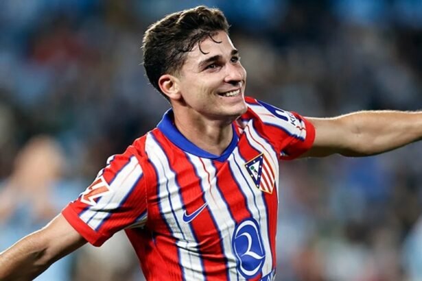 Julián Álvarez durante un partido con la camiseta del Atlético de Madrid. Foto de archivo.