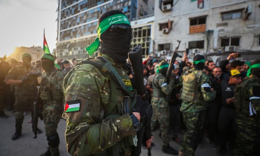 Miembros del grupo Hamas durante una concentración en Gaza, en medio de la guerra y las negociaciones internacionales para liberar rehenes.