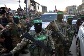 Miembros del grupo Hamas durante una concentración en Gaza, en medio de la guerra y las negociaciones internacionales para liberar rehenes.