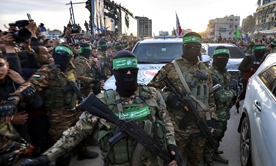 Miembros del grupo Hamas durante una concentración en Gaza, en medio de la guerra y las negociaciones internacionales para liberar rehenes.