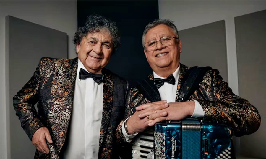 Rubén “Cacho” Deicas y Marcos Camino, figuras históricas de Los Palmeras, durante una presentación en los años de mayor esplendor de la banda. Foto de archi