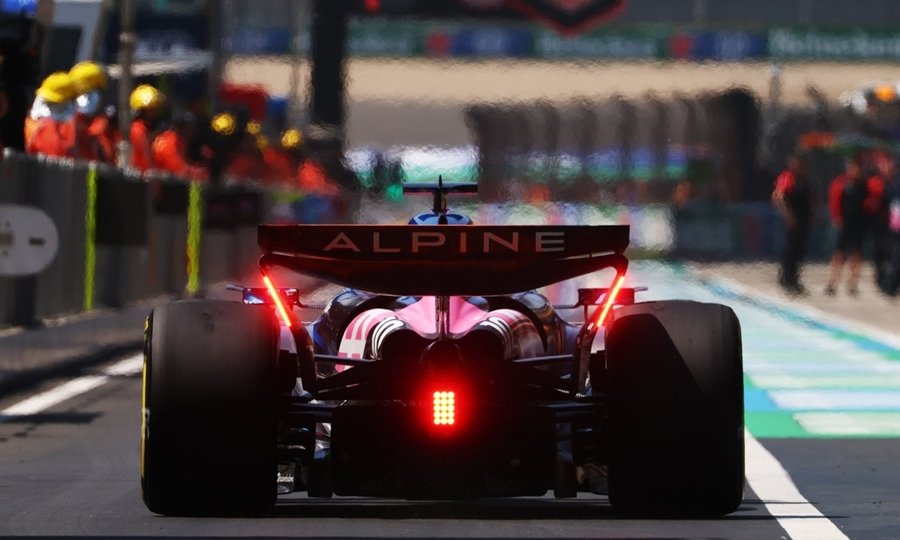 El monoplaza de Alpine en acción durante una jornada de pruebas de Fórmula 1.