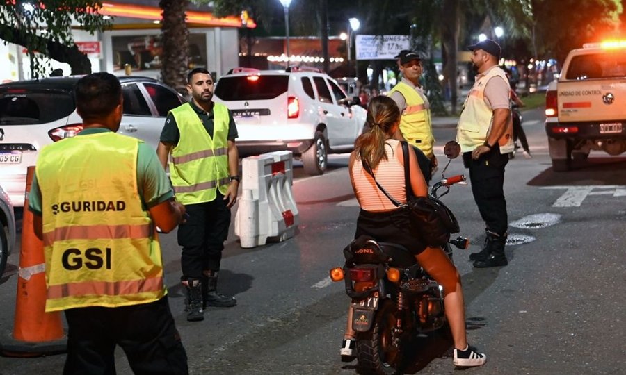Operativo de control vehicular y alcoholemia realizado por inspectores municipales en la ciudad de Santa Fe.