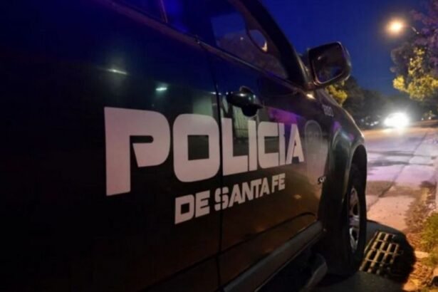 Un móvil de la Policía de Santa Fe durante un operativo de seguridad en la ciudad.