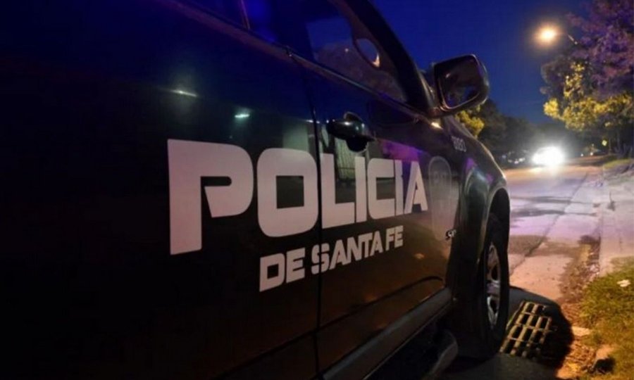 Un móvil de la Policía de Santa Fe durante un operativo de seguridad en la ciudad.