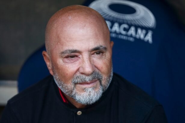 Jorge Sampaoli durante una de sus etapas como entrenador profesional. El técnico santafesino cuenta con una amplia trayectoria en selecciones nacionales y clubes de Sudamérica y Europa.