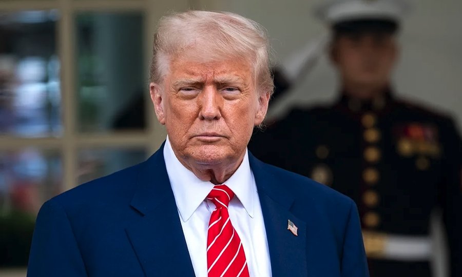 Donald Trump en ejercicio de su función pública, durante una declaración oficial como presidente de Estados Unidos.