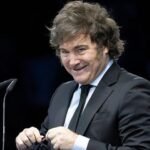 El presidente Javier Milei durante una exposición pública sobre economía y gestión de gobierno.