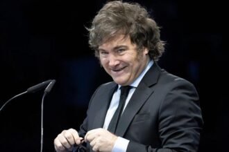 El presidente Javier Milei durante una exposición pública sobre economía y gestión de gobierno.