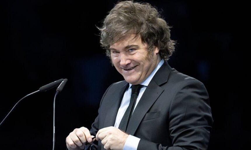 El presidente Javier Milei durante una exposición pública sobre economía y gestión de gobierno.