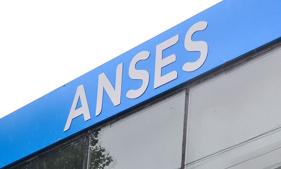 Fachada de una oficina de Anses, identificada con la señalética oficial del organismo previsional.