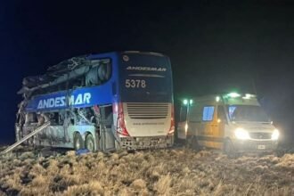 Accidente fatal en Santa Cruz: chocaron un camión y un micro y hay al menos 4 muertos y 20 heridos