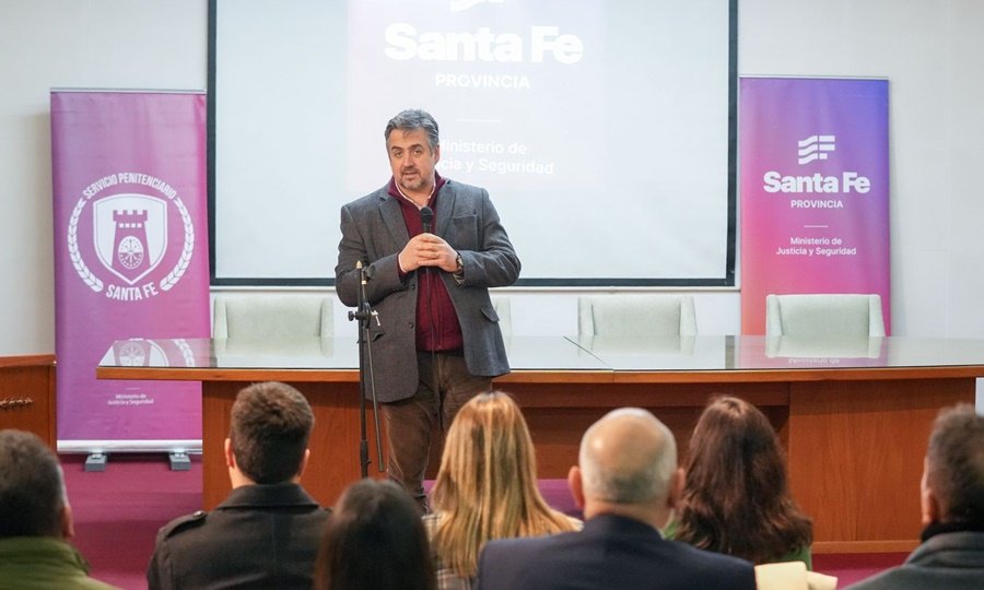 El ministro Pablo Cococcioni, junto a su equipo, durante la presentación del plan integral para las fuerzas de seguridad en Santa Fe.