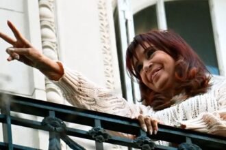 cristina kirchner presa en su balcon