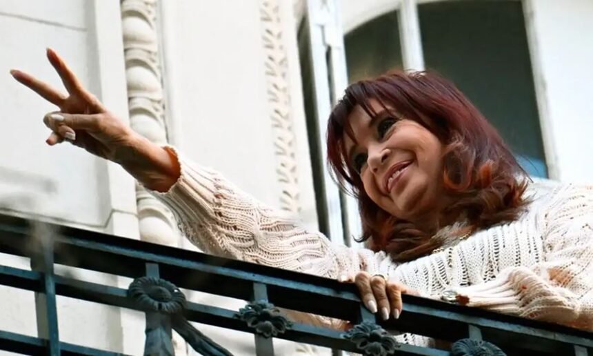 cristina kirchner presa en su balcon