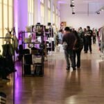 Visitantes recorren los stands de La Diseña invierno 2025 en la Estación Belgrano, Santa Fe